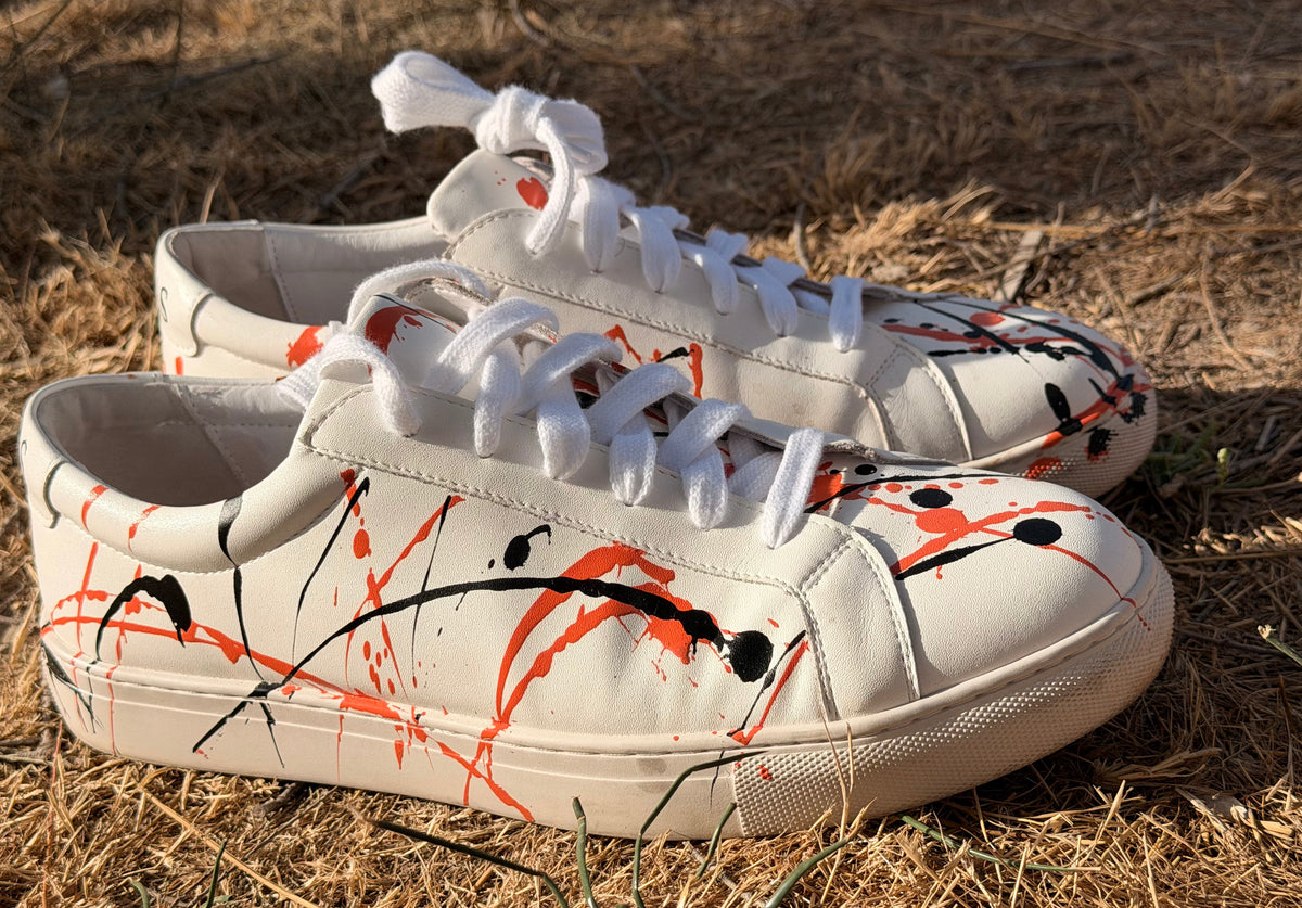 Signal Sneaker im Heu glänzend im Sonnenlicht