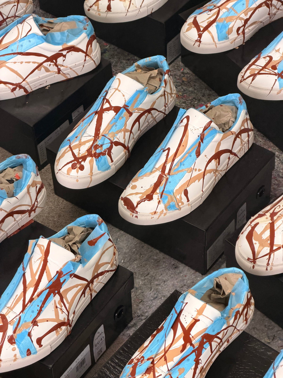 Viele Terra Sneaker in der handbemalten Produktion