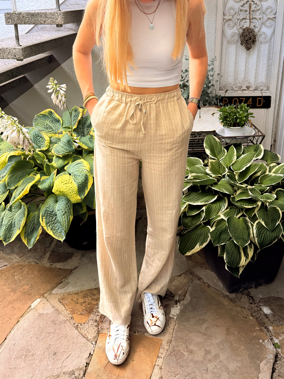 blumen mit sandstein hintergrund, terra angezogen im outfit